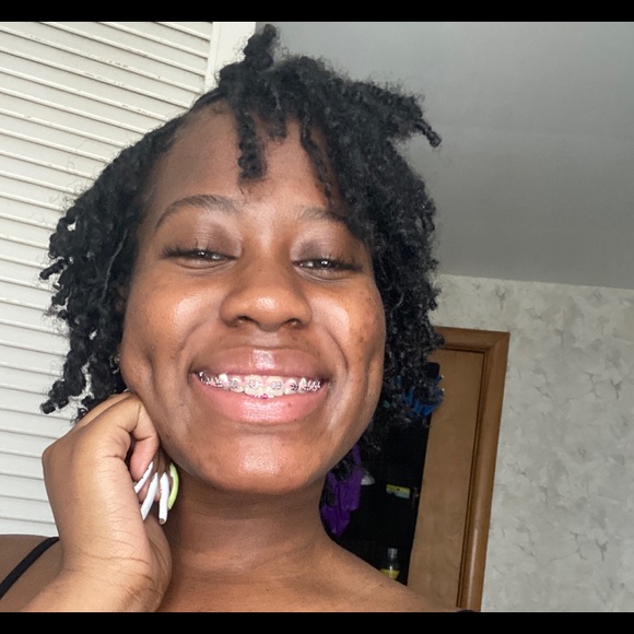 Meet your Posher, Sarah🙃 - Picture 4 of 6